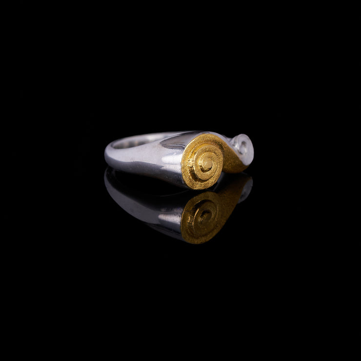 Flowy ring design in silver and gold by Imaginarium Atelier