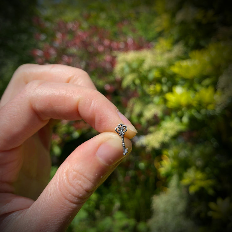 Key - Curio ear stud
