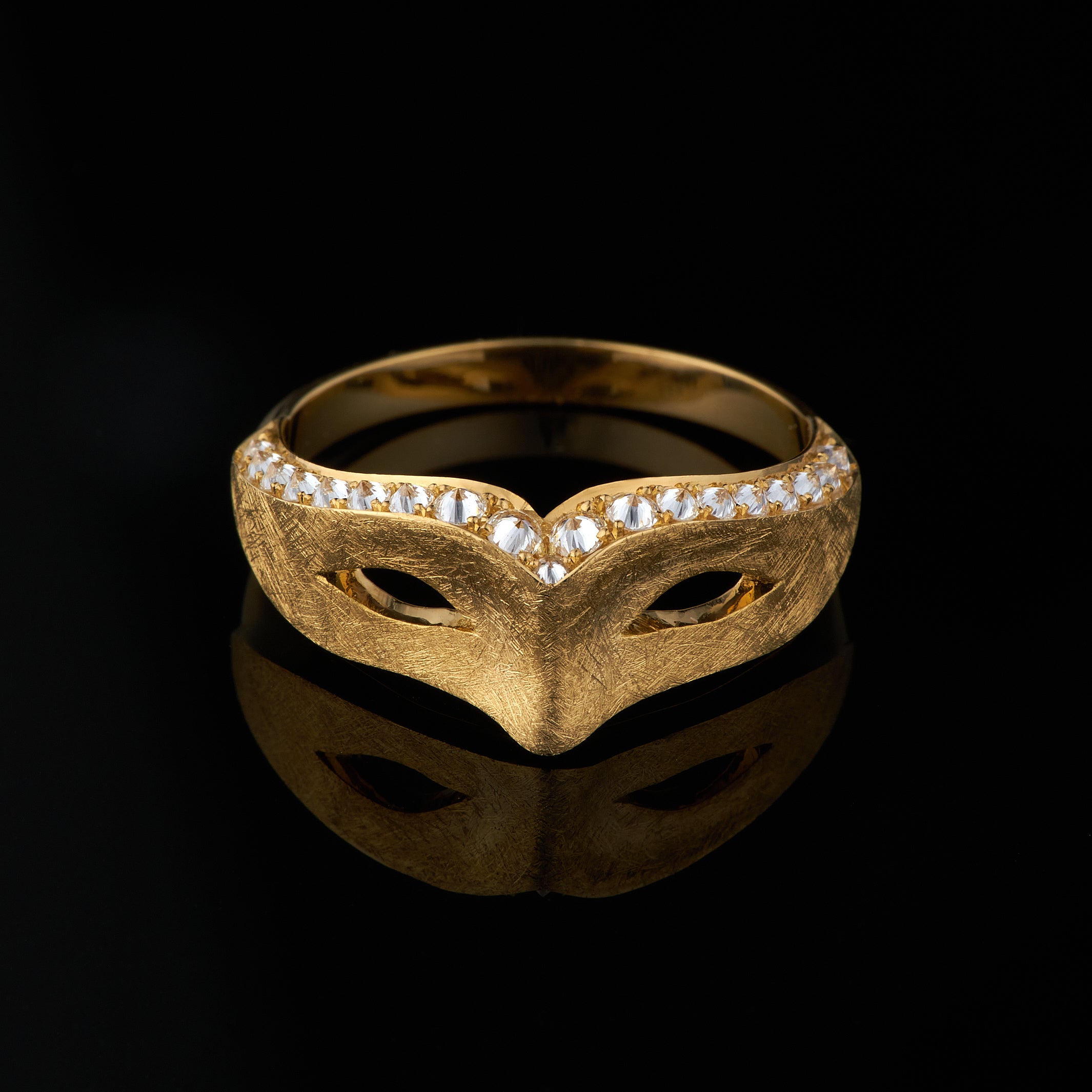 mask ring in gold with diamonds