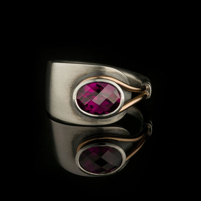 Spoon ring with garnet